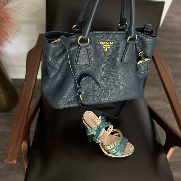 This bag is in mint condition. Purchased in 2015 and barely used. No scratches. - Picture 7 of 10